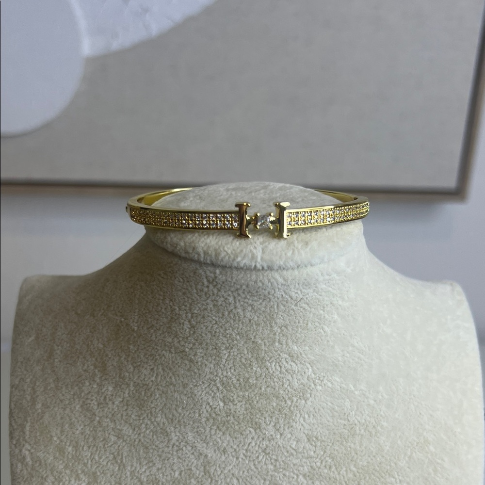 Elegant Gold Bracelet with Crystal Accents